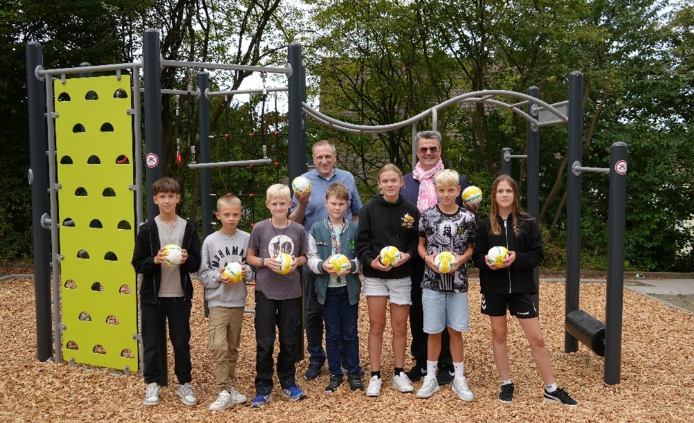 Realschule Röddenberg bei der Ballübergabe